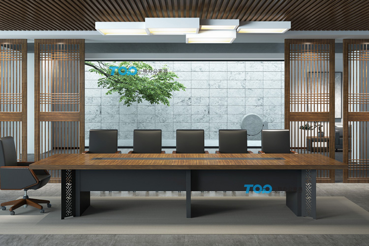 穩(wěn)重厚實會議桌體現(xiàn)出辦公室無限空間，滿足了能為會議激情充分提升了辦公效率