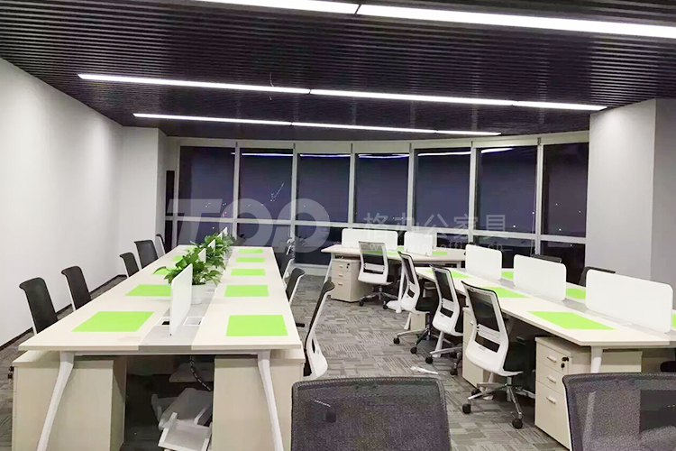 職員辦公桌.jpg 職員辦公桌.jpg