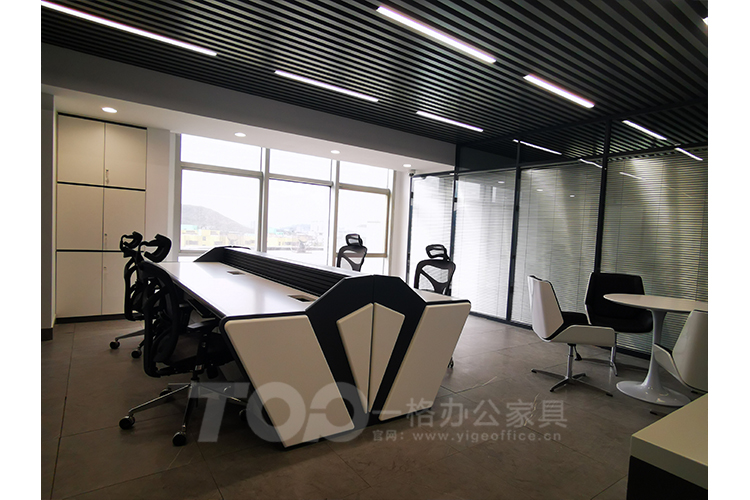 異形烤漆辦公操作臺.jpg 異形烤漆辦公操作臺.jpg