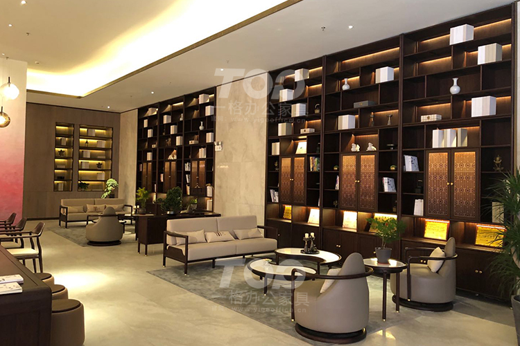 定制純實(shí)木壁柜.jpg 定制純實(shí)木壁柜.jpg