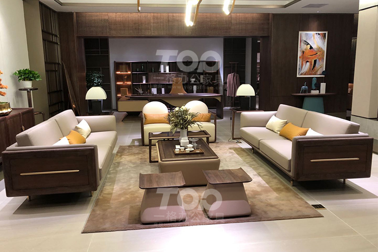 實木真皮沙發.jpg 實木真皮沙發.jpg